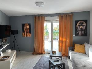 salon z kanapą i oknem w obiekcie Apartman Magnolija Umag w mieście Umag