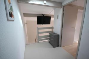 pokój z telewizorem i drzwiami do pokoju w obiekcie Villa plein sud, 4 couchages, en résidence LES ONDINES avec piscine commune, 500 m de la mer LROND28 w mieście Portiragnes