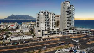 أكواريوس لوكشوري سويتس في بلوبيرجستراند: مدينة بها مبنيين طويلين بجوار المحيط