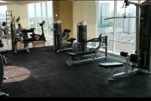 Fitness centrum a/nebo fitness zařízení v ubytování Fabulous Airport 2BR Suite# Straits Intl# Msg Chair