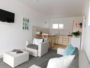 Μια τηλεόραση ή/και κέντρο ψυχαγωγίας στο Rivertides Self Catering Guest House