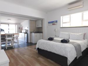 Η κουζίνα ή μικρή κουζίνα στο Rivertides Self Catering Guest House +9 φωτογραφίες