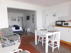 Η κουζίνα ή μικρή κουζίνα στο Rivertides Self Catering Guest House