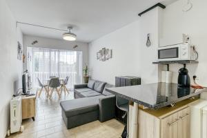 une cuisine et un salon avec un canapé et une table dans l'établissement Bord de mer Empuriabrava, à Empuriabrava