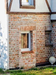 a brick building with two windows on it at mieszkanie Tarnowskie Góry niedaleko Pałacu Rybna in Tarnowskie Góry