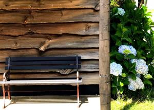O grădină în afara The Cabin By the Sea - Cosy Waterfront Getaway