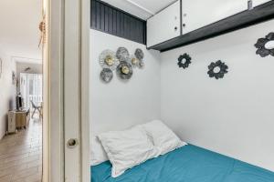 - une chambre avec un lit et des plaques murales dans l'établissement Bord de mer Empuriabrava, à Empuriabrava