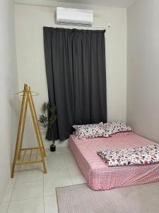 Giường trong phòng chung tại Bukit Tinggi Homestay, Kepala Batas, Kedah
