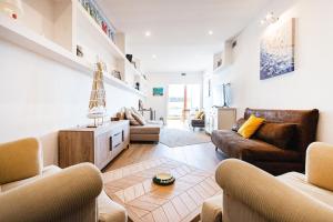 a living room with two couches and a table at Apartamento Palmeras en Platja d'Aro in Platja d'Aro
