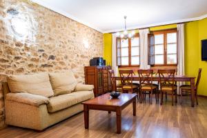 a living room with a couch and a table at Casa Rural Doña Manuela in Valdemierque