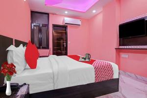 TV a/nebo společenská místnost v ubytování Super Hotel O Rishabh Inn + 20 fotografií