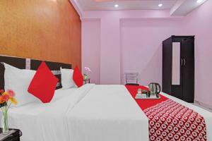 Postel nebo postele na pokoji v ubytování Super Hotel O Rishabh Inn