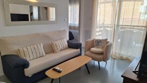 Posedenie v ubytovaní Apartamentos Hawaii - Parking y 50 mt del Arenal