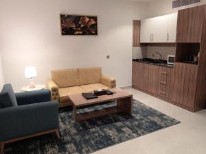 a living room with a couch and a coffee table at الحياة للشقق الفندقية in Jeddah