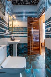 a bathroom with a toilet and a sink and a shower at Wood Crista Kufri near an Apple Orchard in Kūfrī