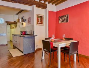 Η κουζίνα ή μικρή κουζίνα στο VISTA Sulla BASILICA - LUCCA Centro - Wifi