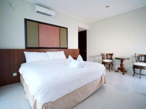 Postel nebo postele na pokoji v ubytování DnD-2 Villa Nivata Ciputra Beach Resort + 30 fotografií