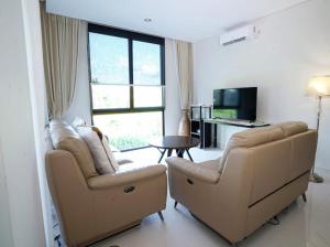 TV a/nebo společenská místnost v ubytování DnD-2 Villa Nivata Ciputra Beach Resort