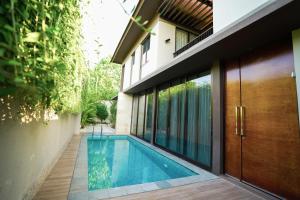 Bazén v ubytování DnD-2 Villa Nivata Ciputra Beach Resort nebo v jeho okolí