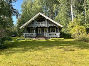 a small house in the middle of a yard at LIHAPULLIA Lac, sauna, plage privée, deux chalets rien que pour vous in Nieminen