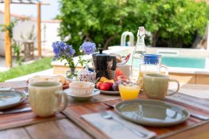 卡布拉斯Il tuo Relax的一张木桌,上面摆放着早餐食品和饮料