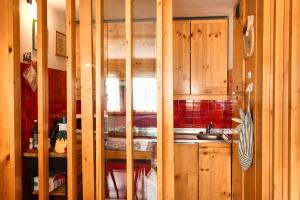 een keuken met houten kasten en een spoelbak bij Villa Antermont in Canazei +38 foto's