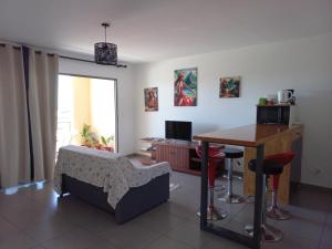 un soggiorno con un tavolo e un divano di Vaea's Place a Papeete