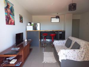 un soggiorno con un divano e un tavolo di Vaea's Place a Papeete