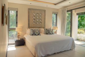 Кровать или кровати в номере Lunéa Anahita - Villa de rêve entre plage et golf