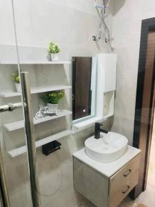 Koupelna v ubytování WHITEFIELD LUXURY APARTMENT + 31 fotografií