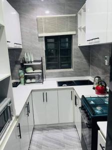Kuchyň nebo kuchyňský kout v ubytování WHITEFIELD LUXURY APARTMENT