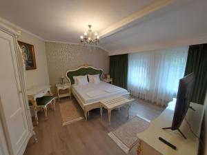 Giường trong phòng chung tại Conacul Poetilor