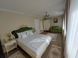 Giường trong phòng chung tại Conacul Poetilor