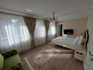 Giường trong phòng chung tại Conacul Poetilor