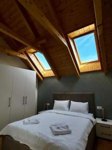 Un pat sau paturi într-o cameră la Nadesa - Mountain View Villas