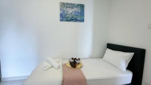 un sofá blanco con un sombrero encima en Cyberjaya Eclipse Residence 2BR Fully Air-Con Suite, Our Prince's Palace, en Cyberjaya