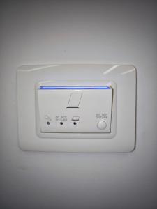 Home Ad Messinium في بومباي: جسم أبيض به ساعة على حائط أبيض +44 صورة