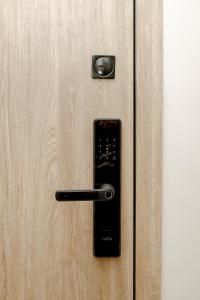 a door with a black handle on a wooden door at Аппартанметы ЖК Республика. Зеленый квартал in Taldykolʼ