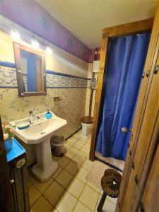 ein Badezimmer mit Waschbecken und Toilette in der Unterkunft Casa Rural Menta y Canela in Tórtoles