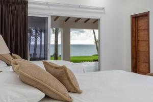 ein Schlafzimmer mit einem Bett mit Blick auf das Meer in der Unterkunft Casa Las Doroteo in El Sunzal + 39 Fotos