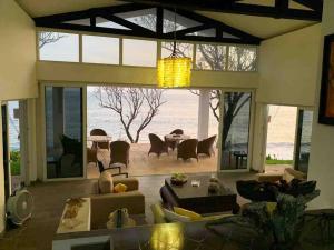 ein Wohnzimmer mit Couch und großem Fenster in der Unterkunft Casa Las Doroteo in El Sunzal