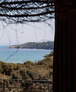 Le Domaine de la mer - Beach hotel Nature&Authenticité Hyères في هييريس: منظر للمحيط من المنزل