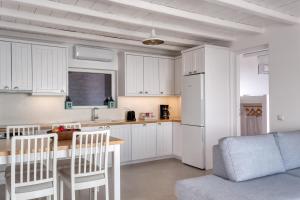 A kitchen or kitchenette at Villa Leonora Tinos