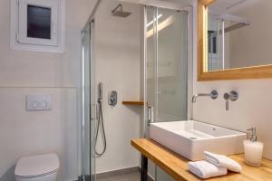 A bathroom at Villa Leonora Tinos