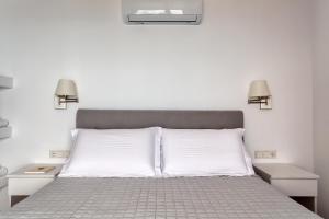 A bed or beds in a room at Villa Leonora Tinos