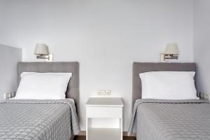 A bed or beds in a room at Villa Leonora Tinos