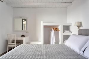 A bed or beds in a room at Villa Leonora Tinos Még 30 kép
