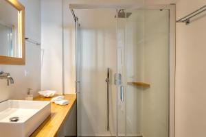 A bathroom at Villa Leonora Tinos