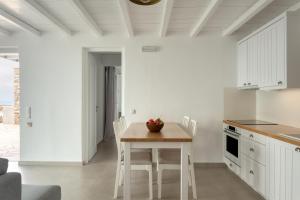 A kitchen or kitchenette at Villa Leonora Tinos