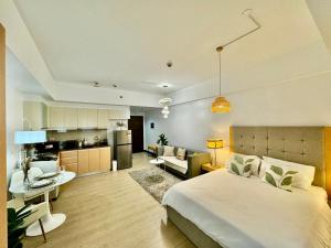 een slaapkamer met een bed en een woonkamer bij Cozy home Near NAIA & BGC in Manilla